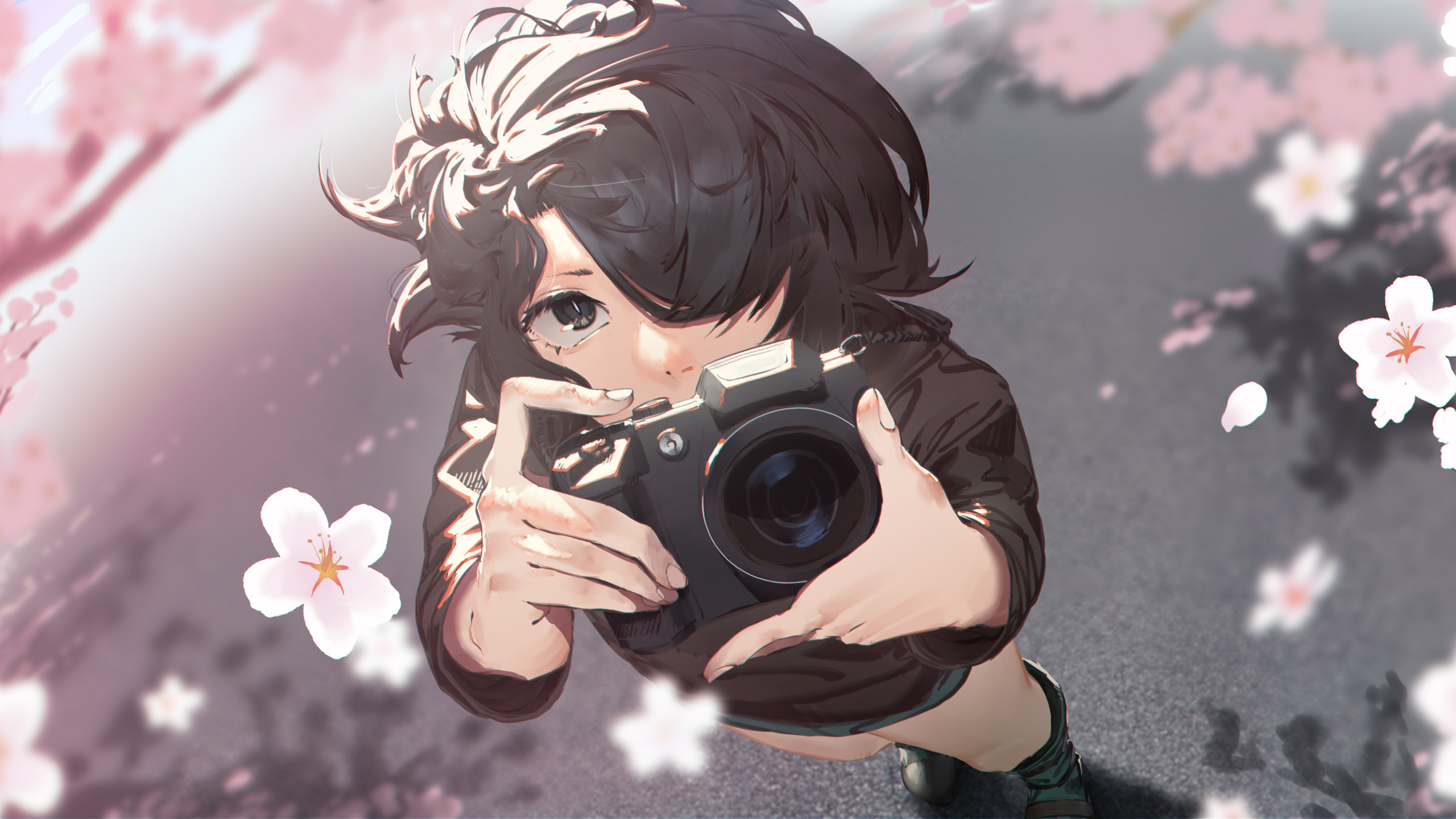 拿着相机拍樱花的动漫美少女