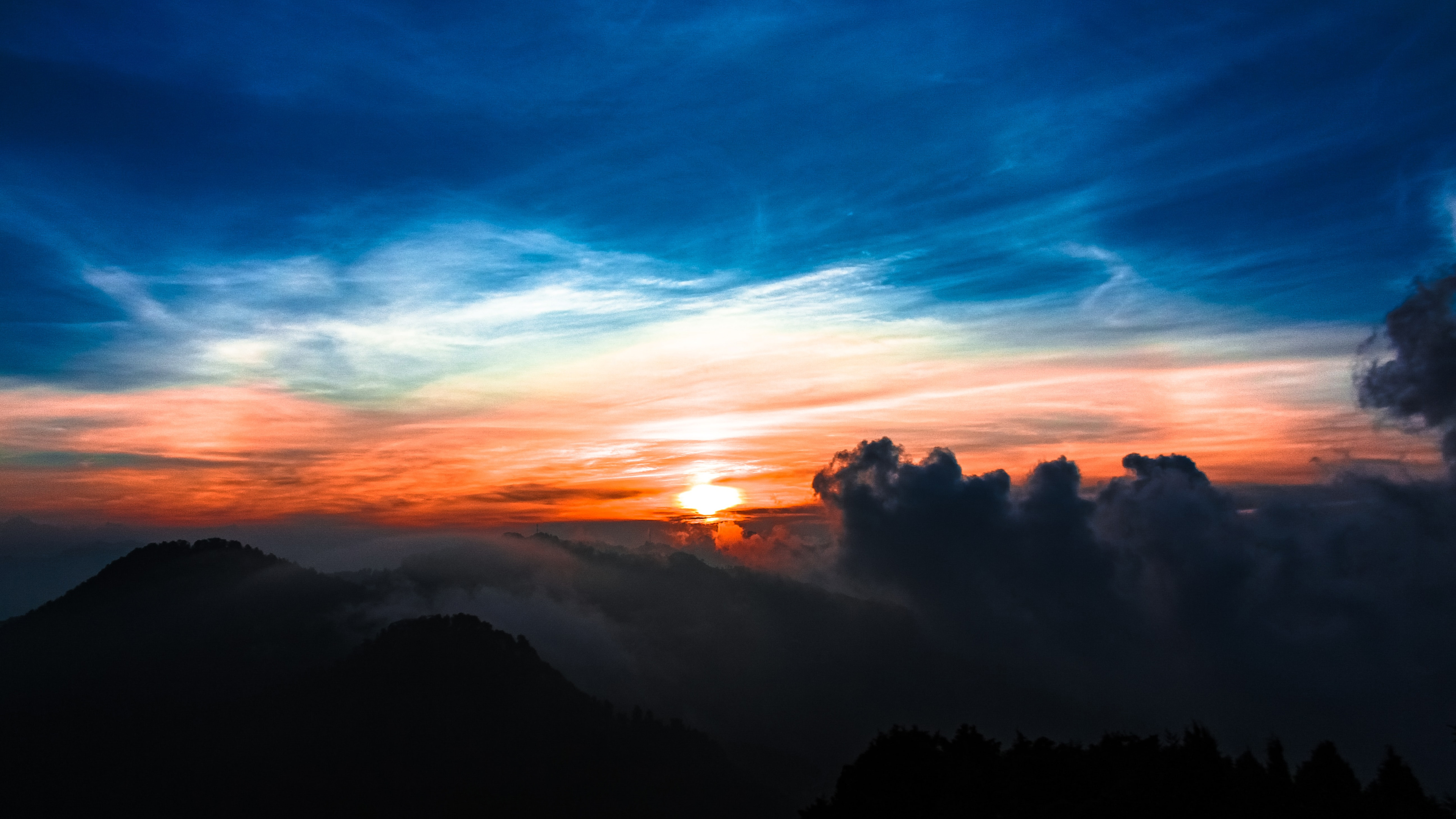 云雾妖娆的大山夕阳落下前的彩霞构成天然的风景画卷