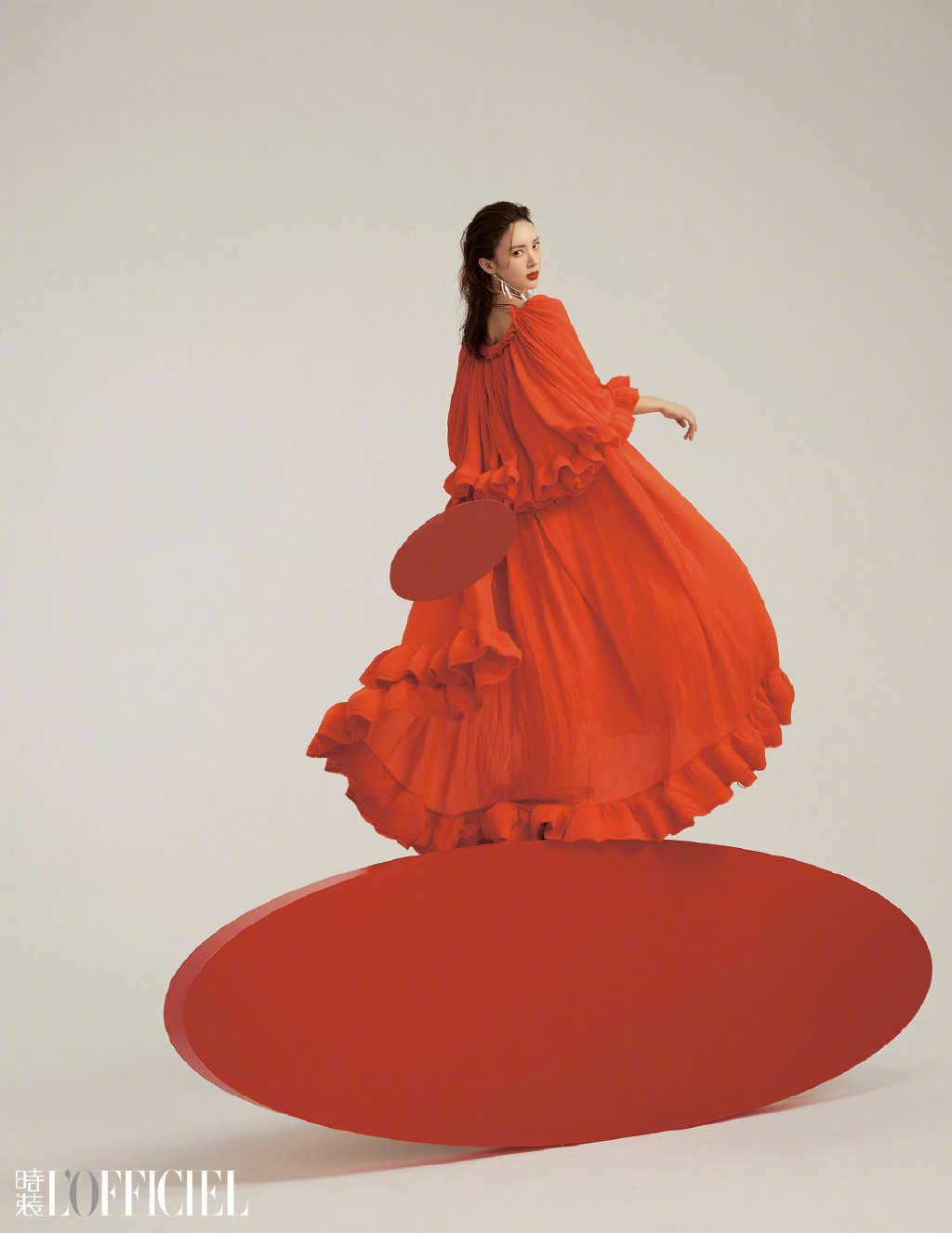 金晨最新《时装LOFFICIEL》十一月刊杂志写真，多套服饰诠释“<span style='color:red;'>姐姐</span>”魅力