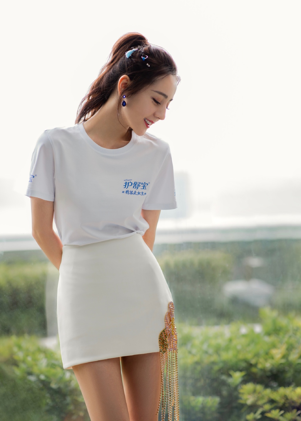 迪丽热巴清新养眼白色T恤紧身短裙超美品牌代言写真照片
