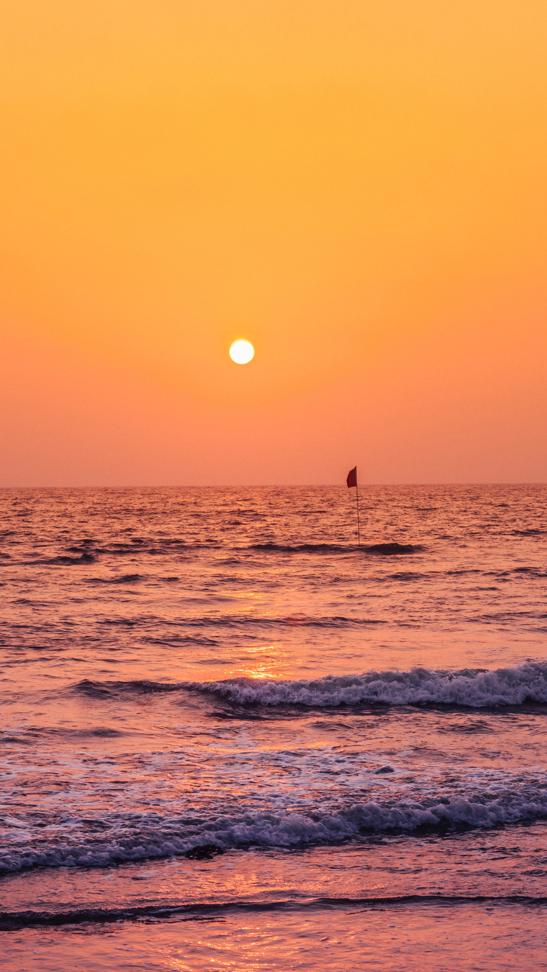 日出前的海滩唯美风景手机壁纸