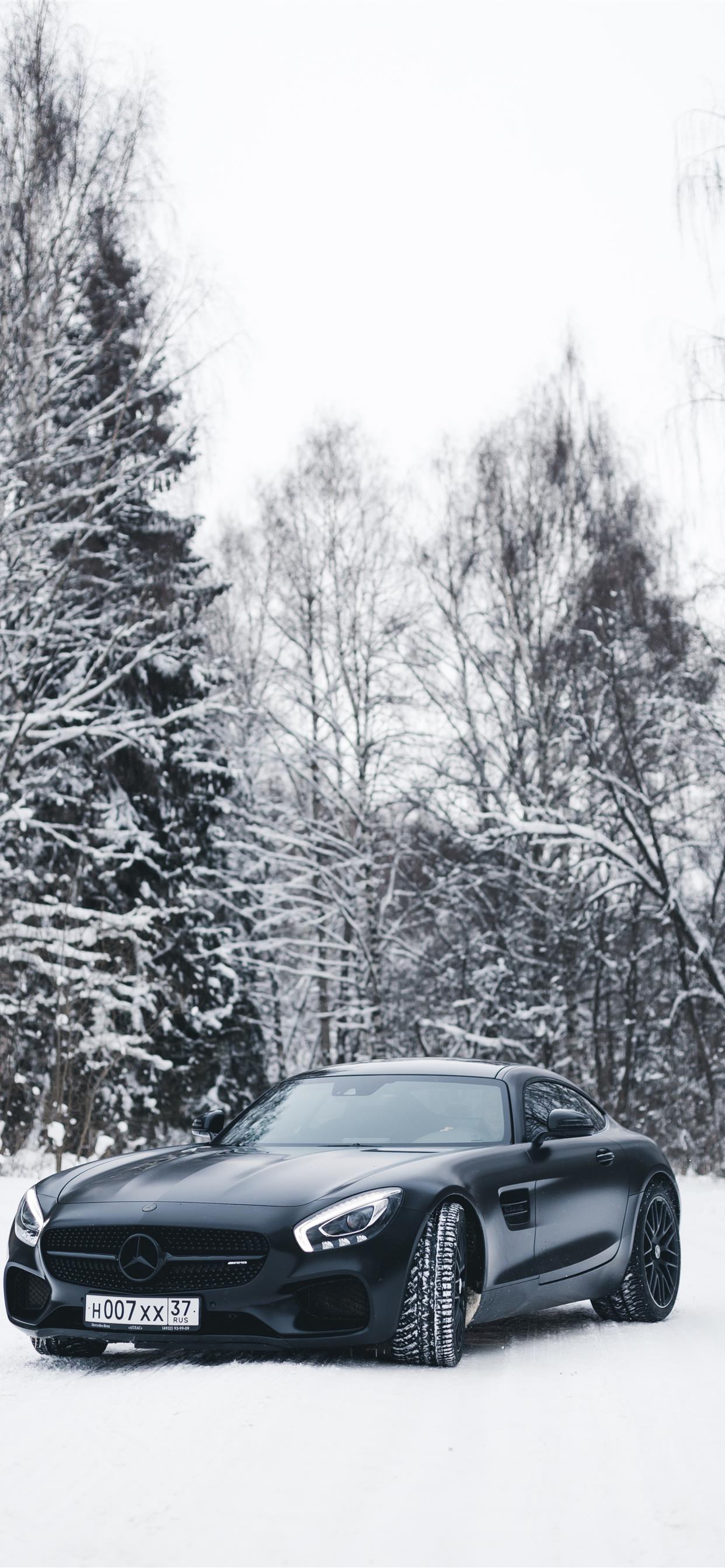 停在雪地的奔驰AMG双门跑车
