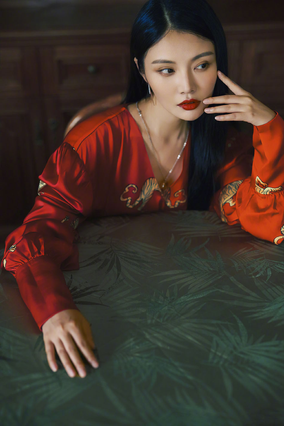 徐冬冬性感中国红式丝绸睡袍妖娆性感复古写真照