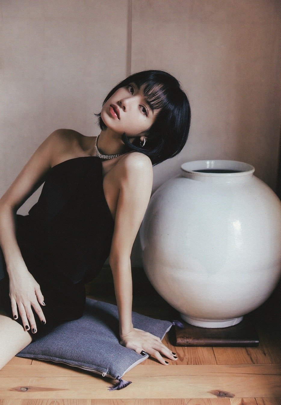 泰国籍女歌手Lisa清新白裙古老宅院复古写真美照