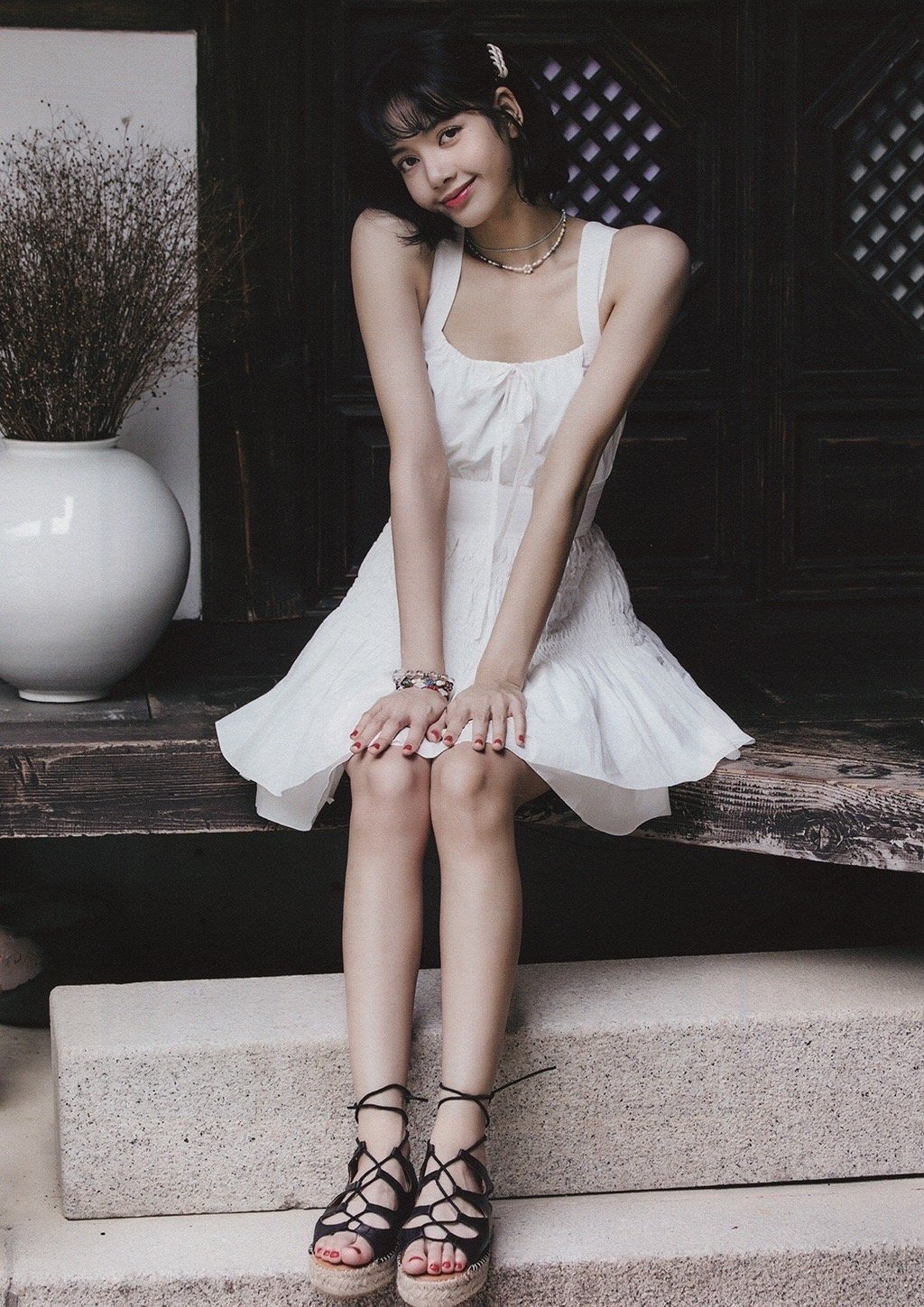 泰国籍女歌手Lisa清新白裙古老宅院复古写真美照