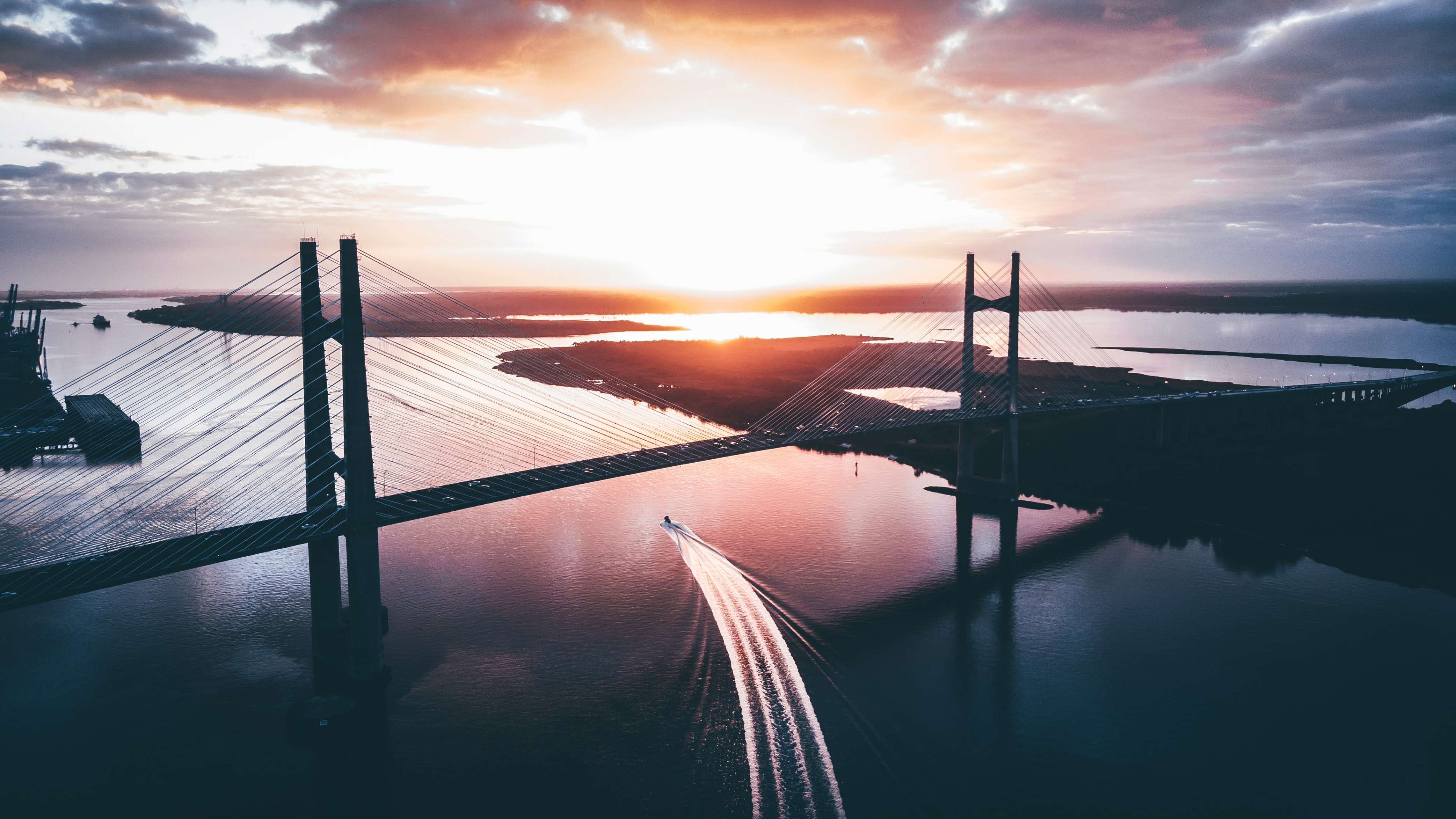日落前的海上吊桥远景风景超清壁纸