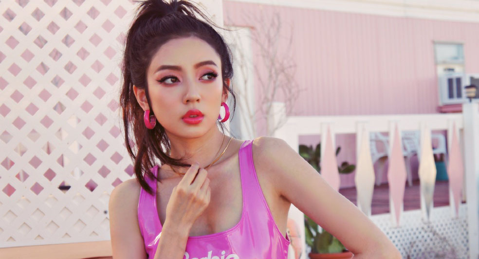 贵州籍美女演员何瑞贤身着粉色皮背心美系风格街头写真美照