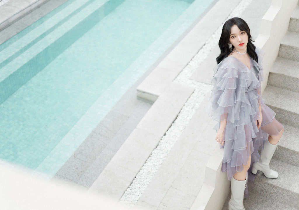 程潇仙气飘飘百褶紫裙着身在泳池边流连超美写真照片