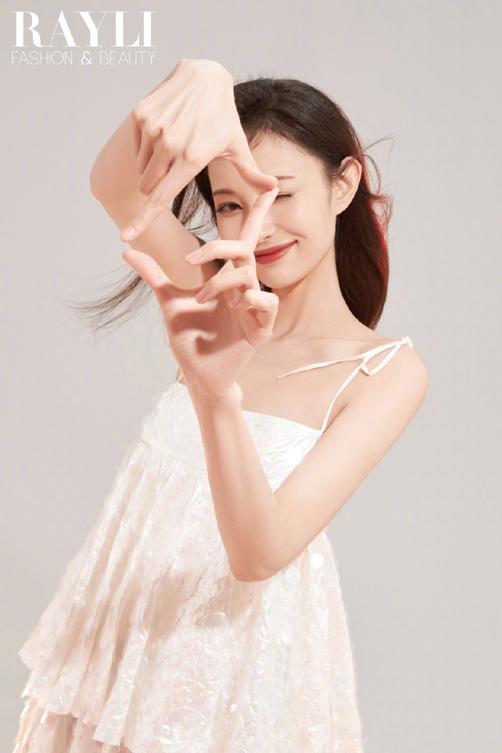 盖玥希裙装系列超美写真照，甜美笑容脸上弥漫，温暖的感觉不言而喻