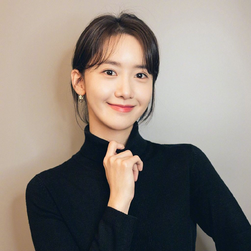 韩国女歌手林允儿黑色高领毛衣着身甜美可人高清半身照美图