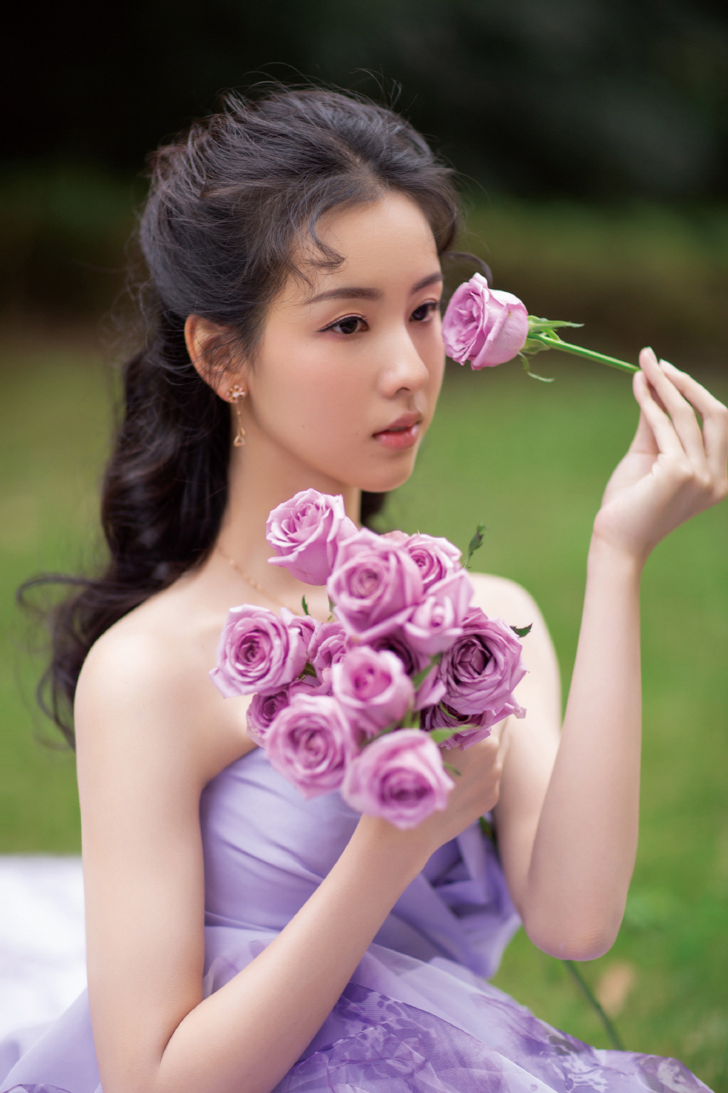 比花还娇媚，清新美女陈都灵紫色抹胸席地长裙礼服草地写真照