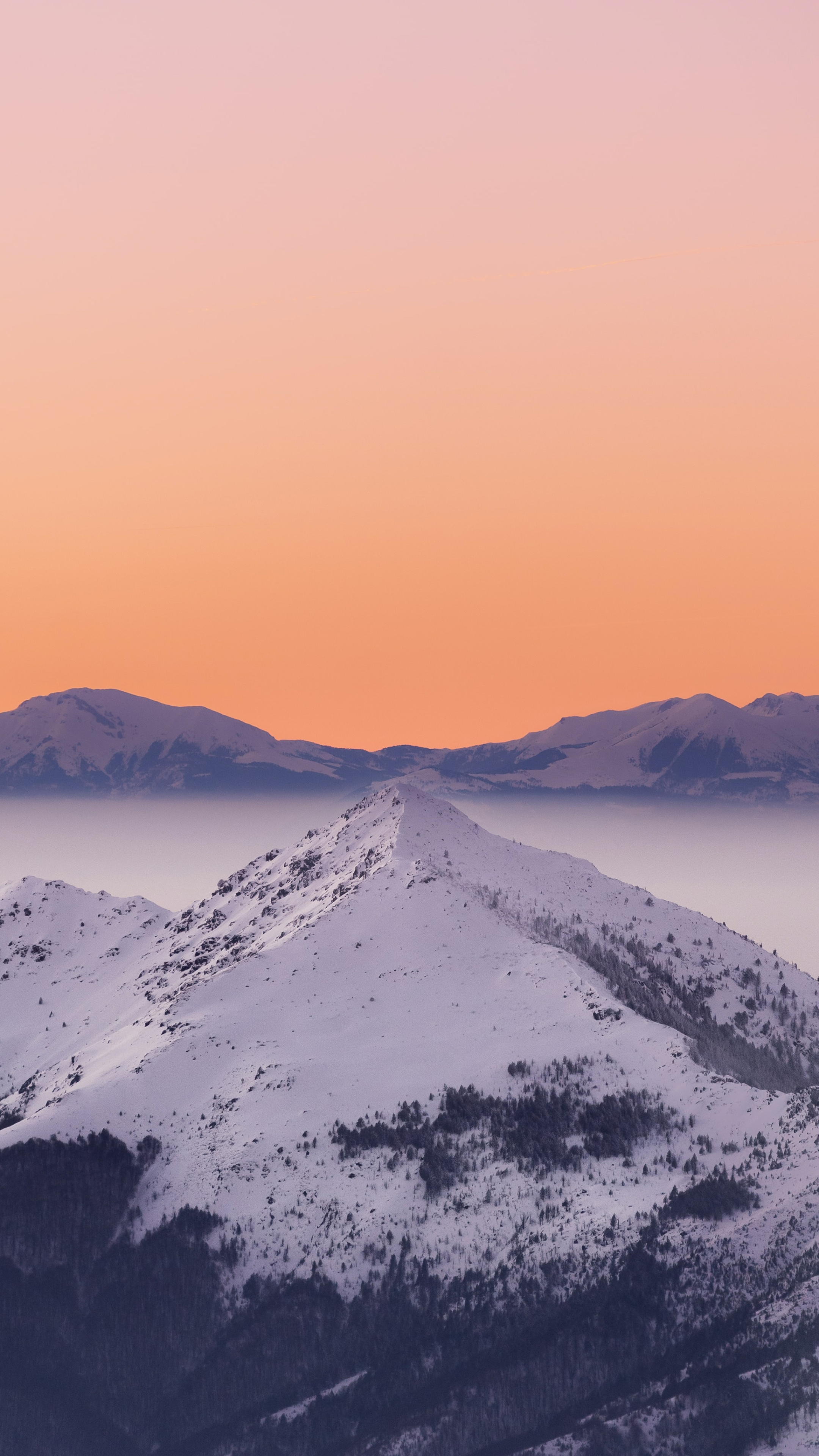 清晨雪山顶峰美丽的云海风景
