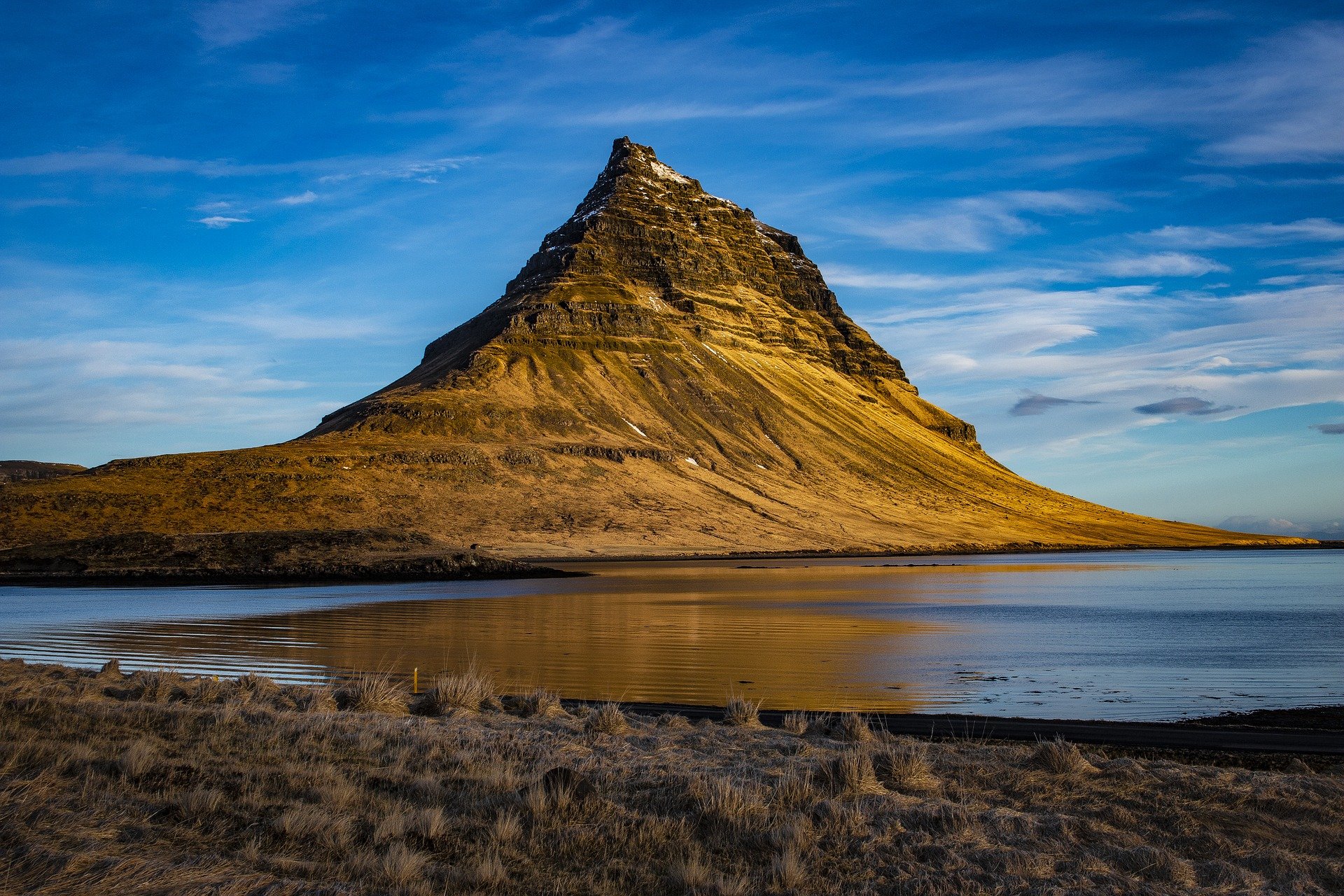 火山岩 景区 岛屿 云 湖面 高清旅游风景壁纸 冰岛