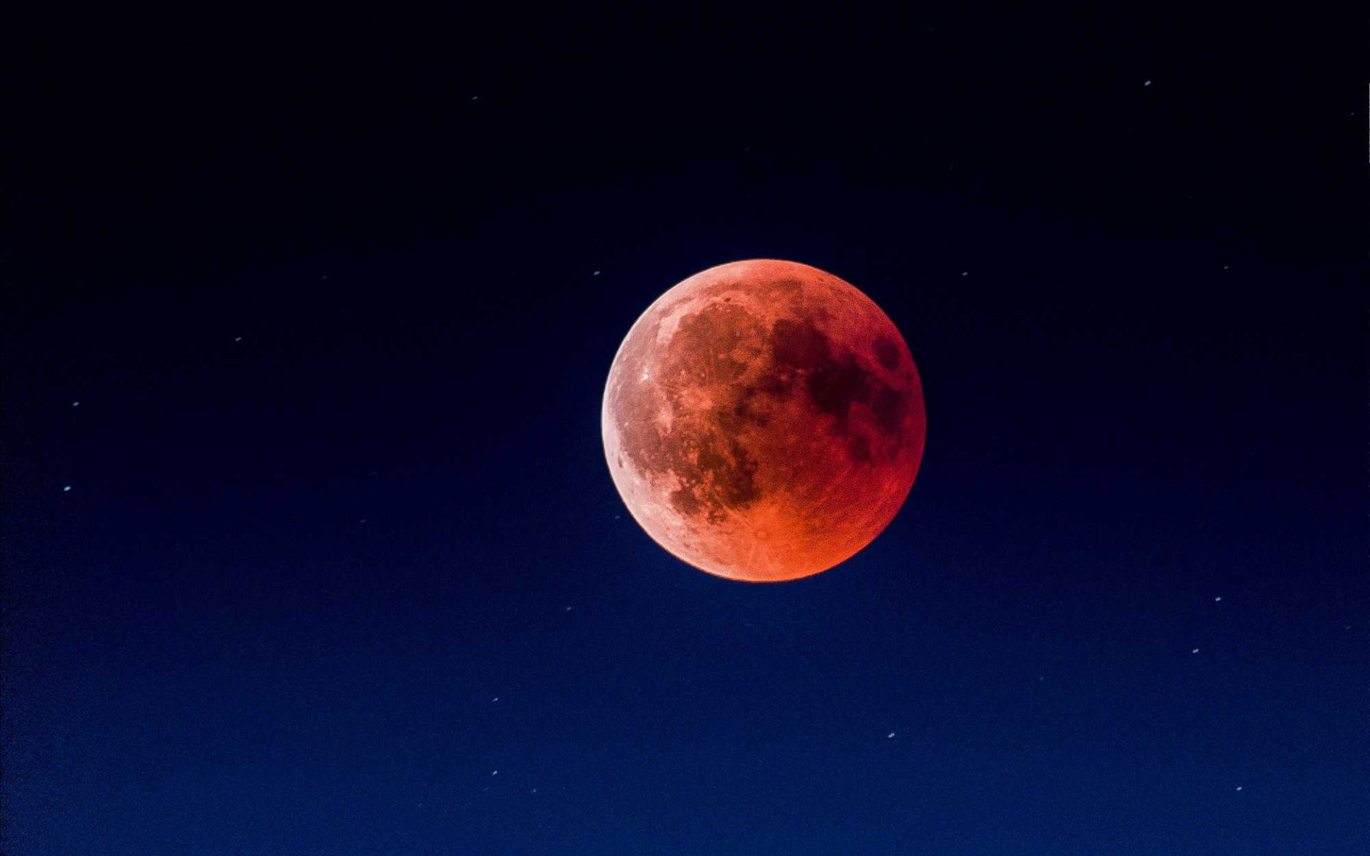 夜晚的天空，橙红色的月球满月观光电脑壁纸