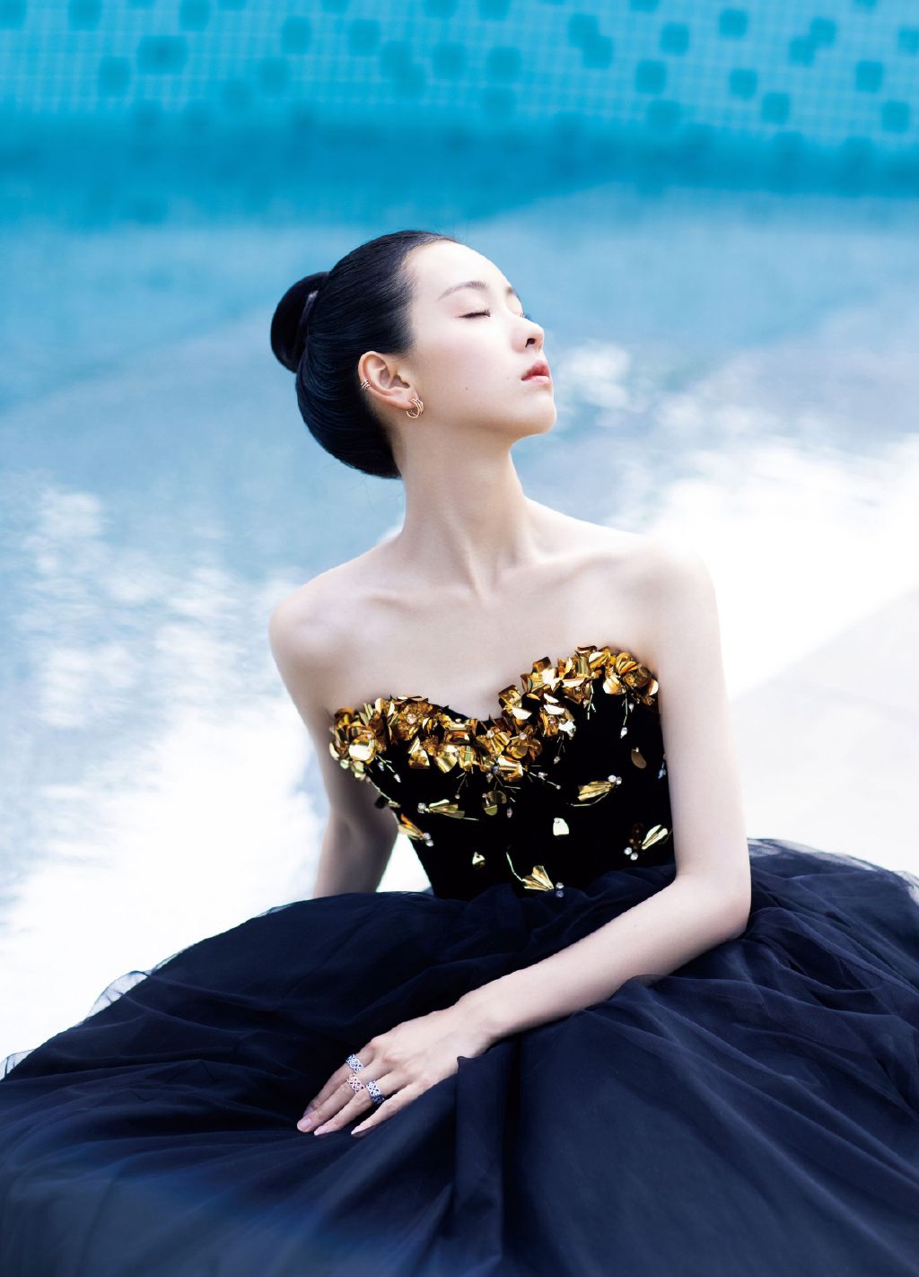 陈都灵黑色轻纱抹胸连衣裙着身优雅气质水池边写真照片
