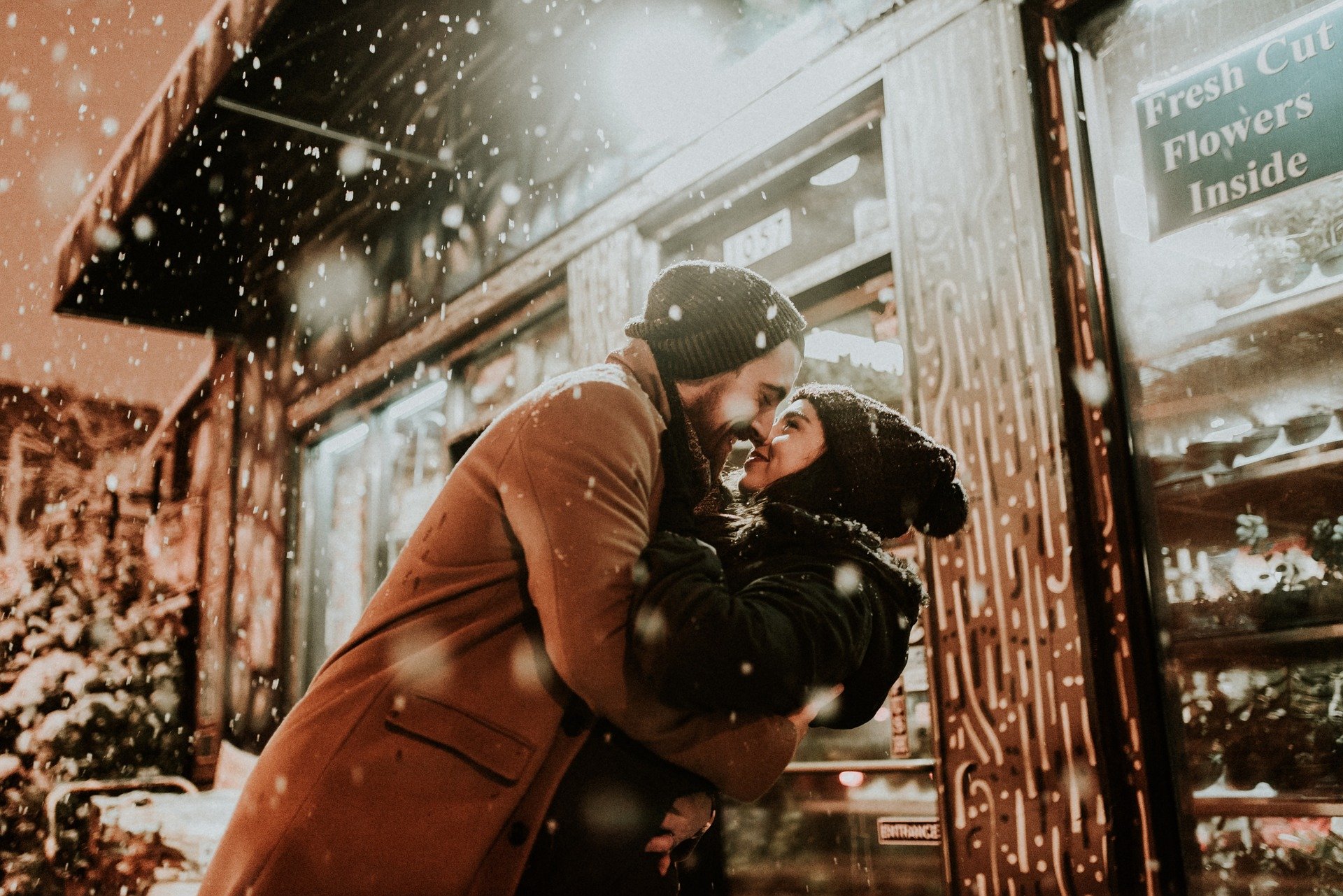 街头店面前 一对恩爱拥抱的欧美情侣，爱人高清壁纸图片 <span style='color:red;'>冬季</span>，下雪天