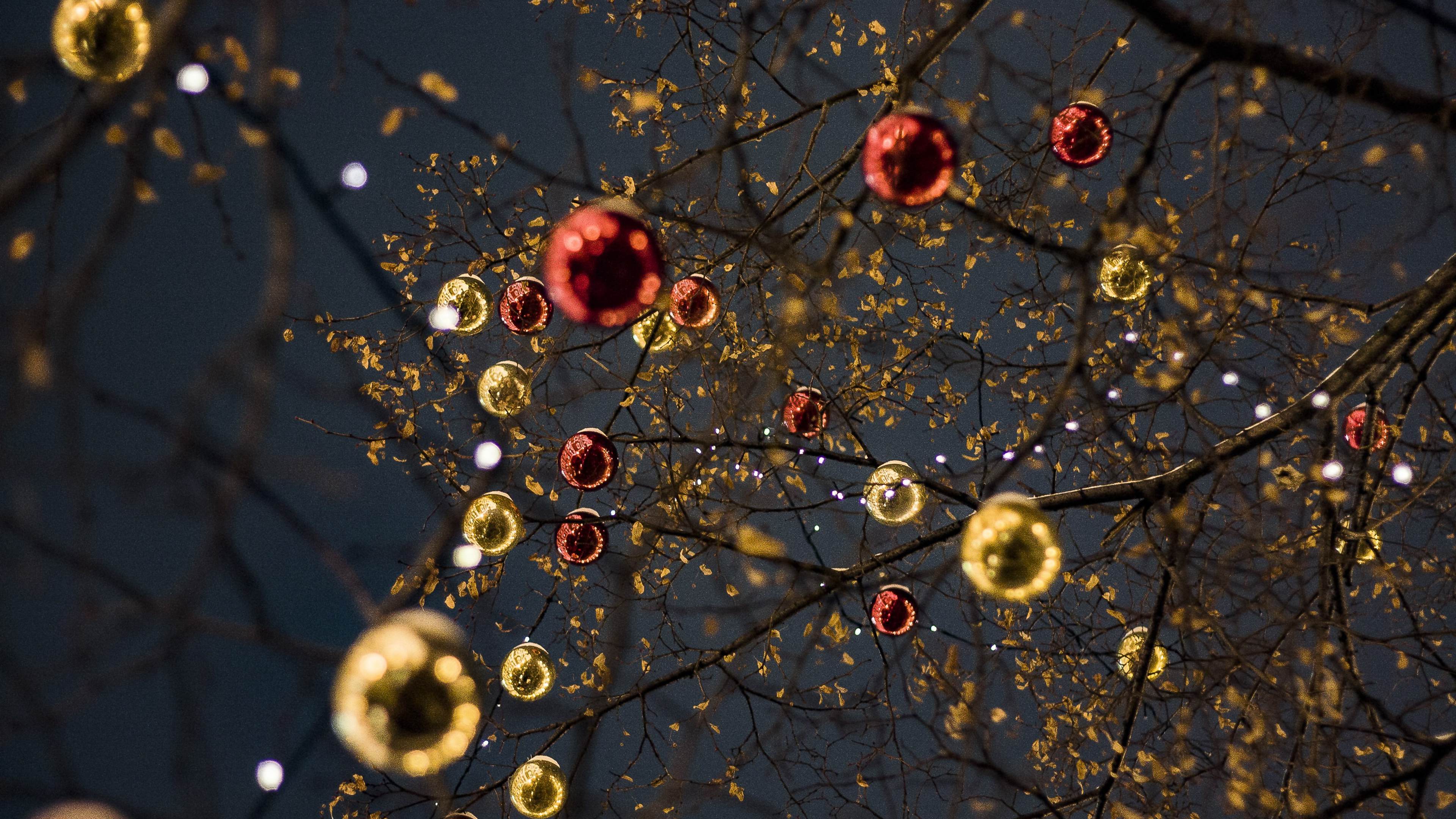 十二月 <span style='color:red;'>圣诞节</span>庆典树 灯 球等装饰物唯美壁纸图片 烘托气氛的