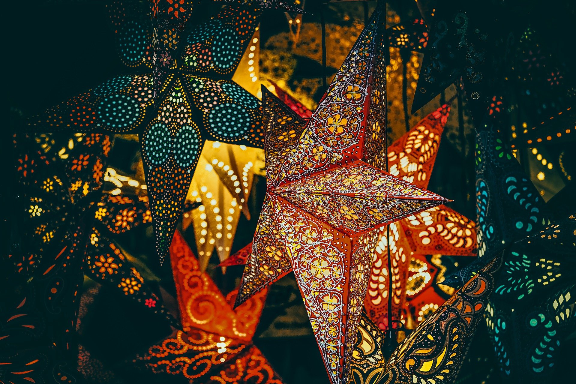 五角星形的装饰物 照明灯唯美高清壁纸图片 气氛十足的<span style='color:red;'>圣诞节</span>