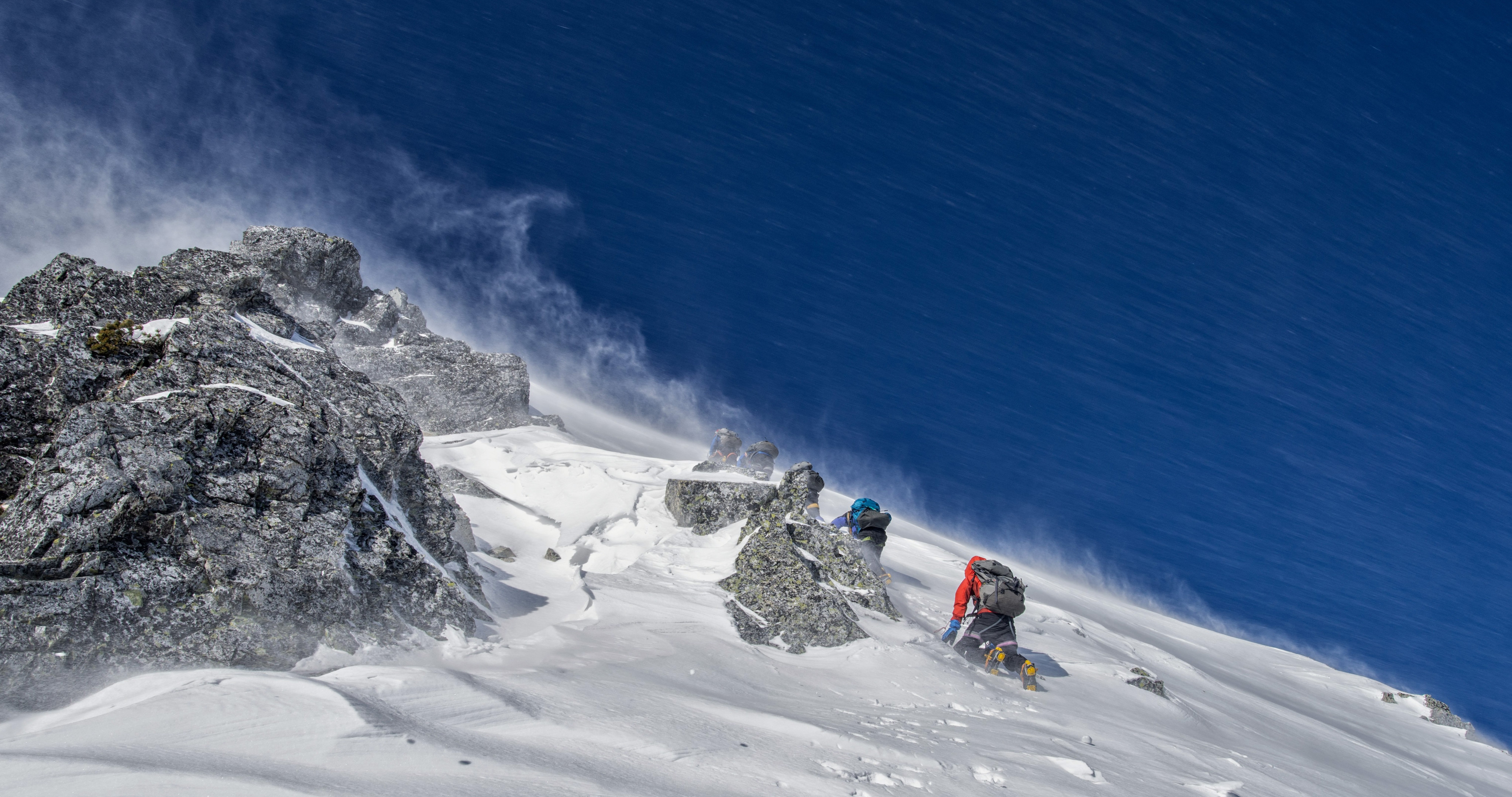 极限登山的登山运动员和高海拔雪山风景壁纸