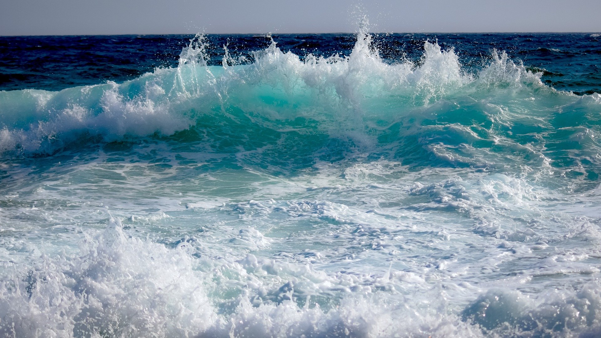 蓝色清澈的海水，波涛汹涌的海浪，唯美<span style='color:red;'>大海</span>海浪高清景色壁纸图片