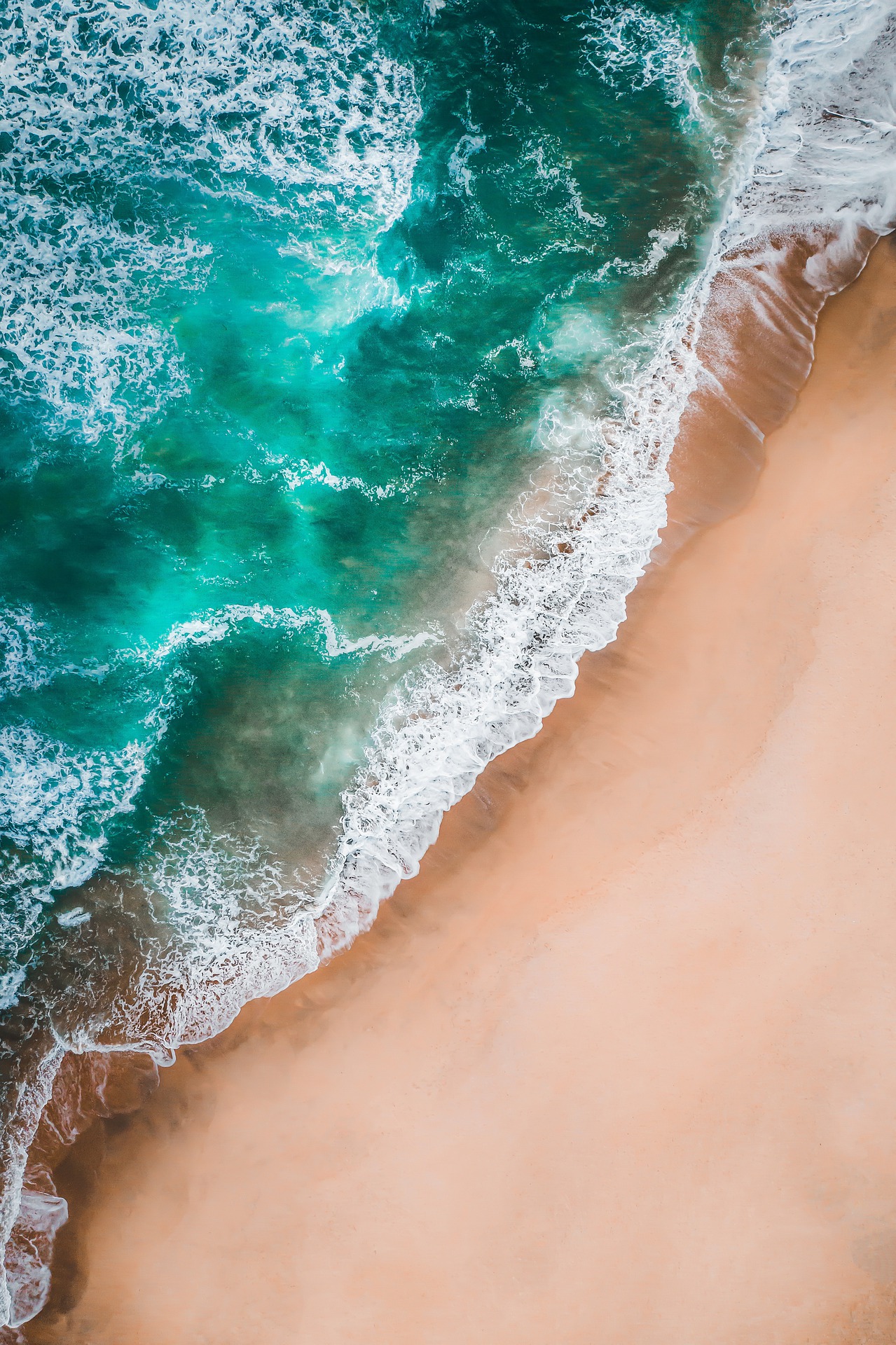 海边，海岸，波涛汹涌的蓝色海水高清景色手机壁纸图片