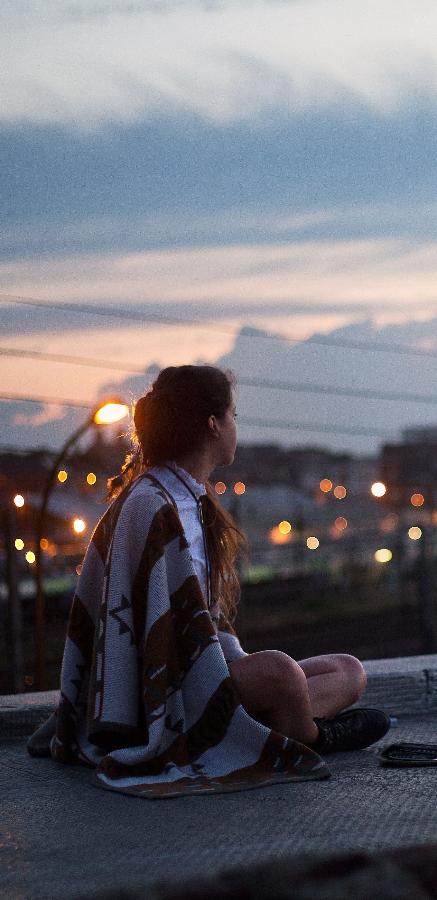 城市中 坐在阳台 安静的欧美少女唯美手机壁纸图片 傍晚