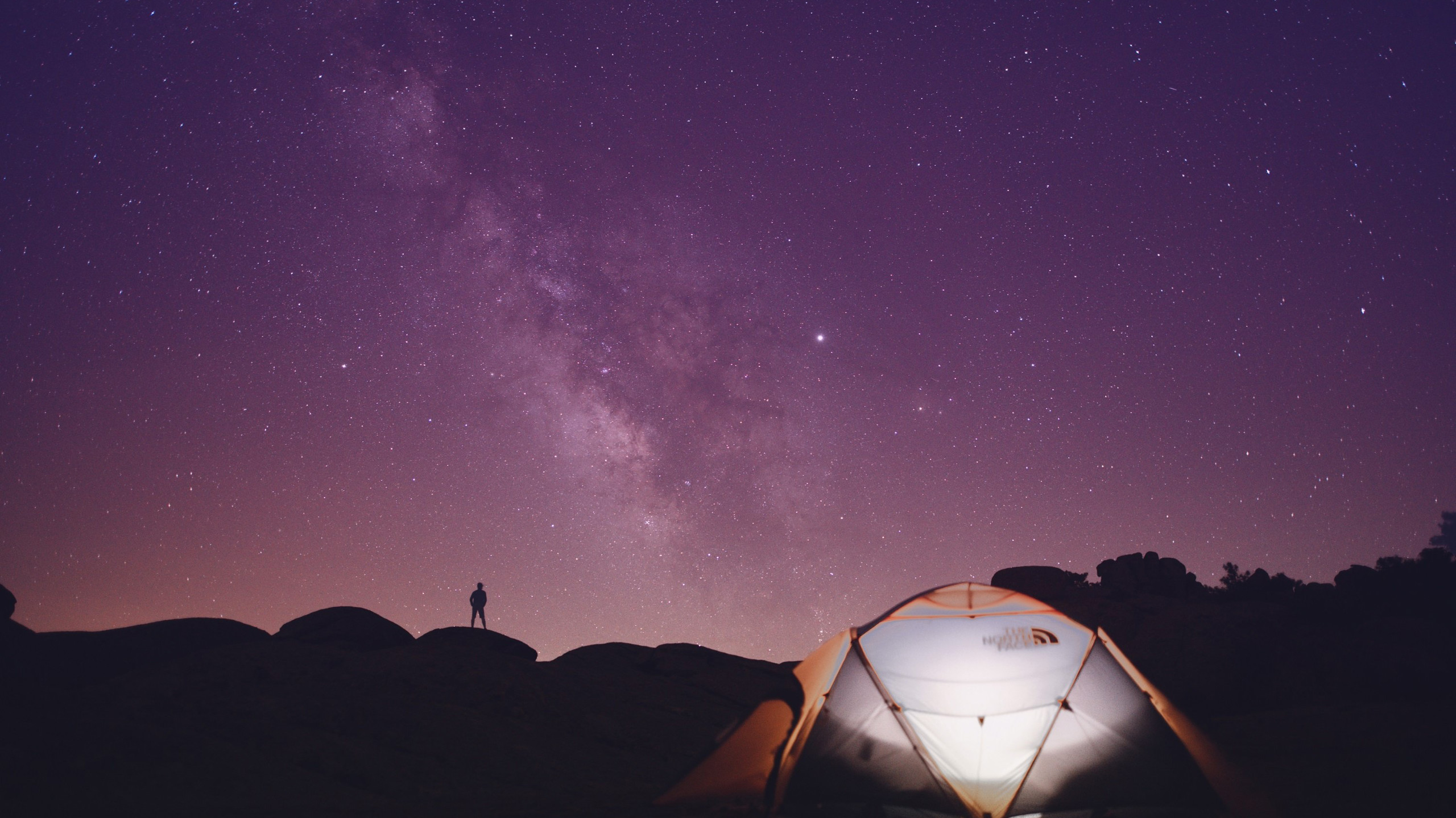 紫色夜景星空，星空下的露营帐篷风景电脑壁纸