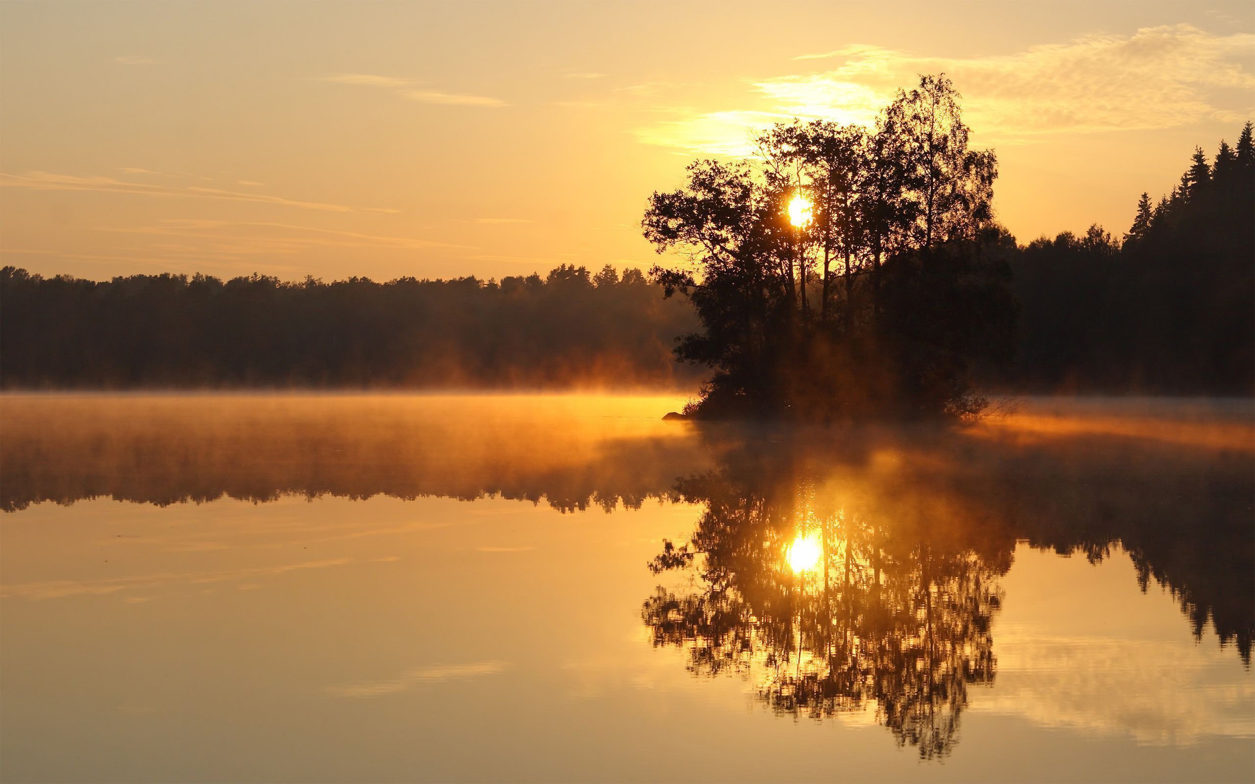 日出太阳照射着平静的湖面风景
