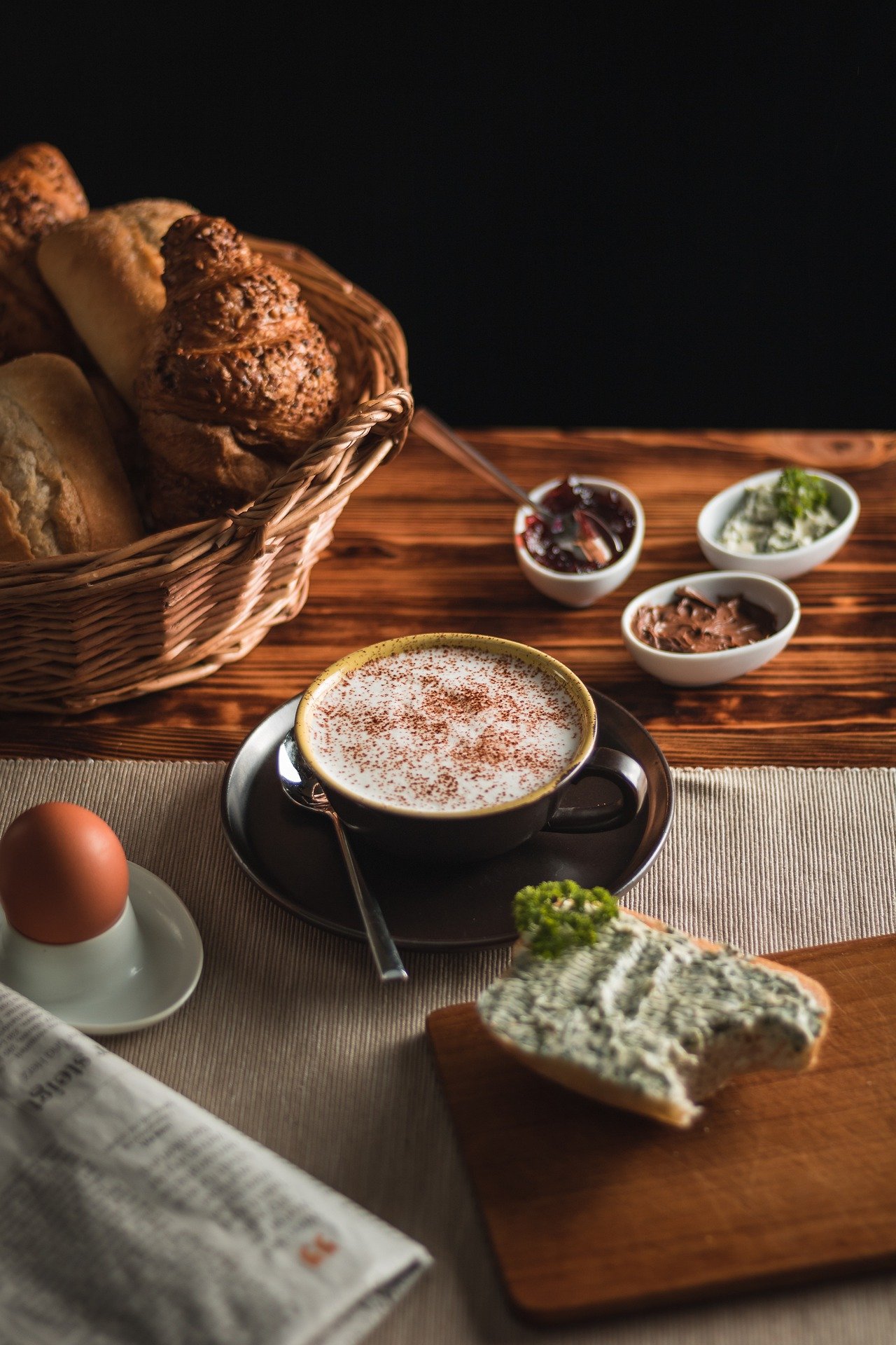 咖啡馆木桌子上的早餐，牛角包，鸡蛋，配料等创意手机壁纸图片