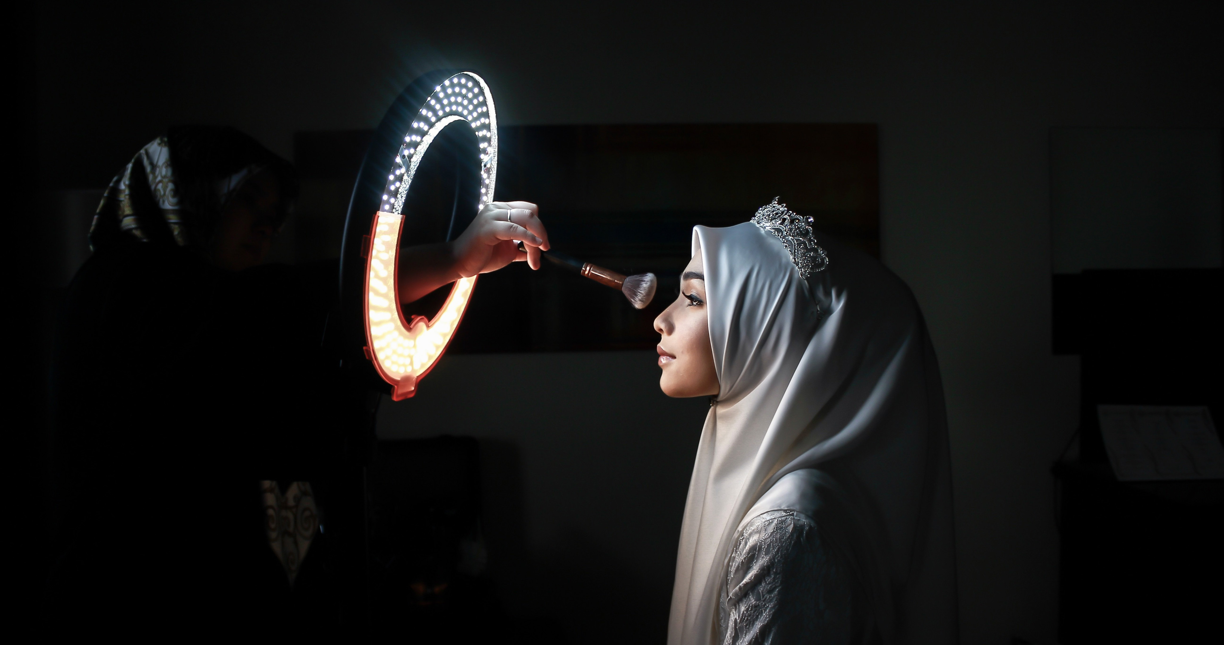 在补光灯下化妆戴着头巾的阿拉伯裔美女准新娘创意电脑壁纸