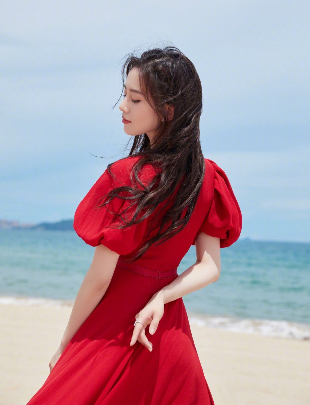 刘诗诗海边<span style='color:red;'>沙滩</span>写真，一袭红裙着身，仙气飘飘，优雅美丽动人