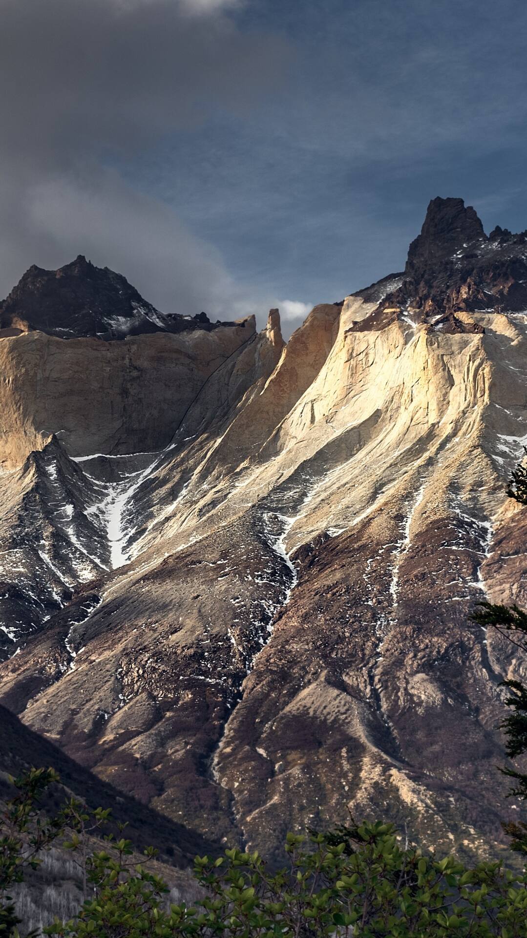 小山自由滑坡的山地自然风景手机壁纸