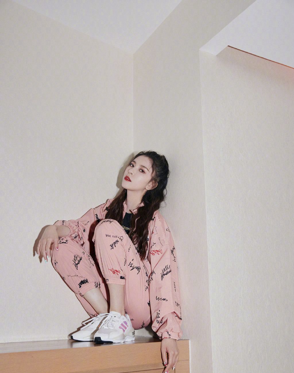 宋妍霏时尚粉色字母夹克运动风酷美写真图片