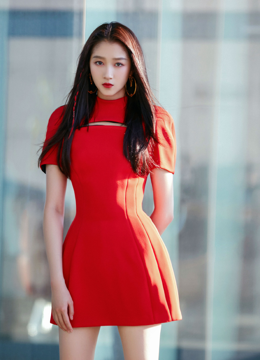 关晓彤魅力红裙街拍写真，长发飘飘，高跟大长腿十分养眼
