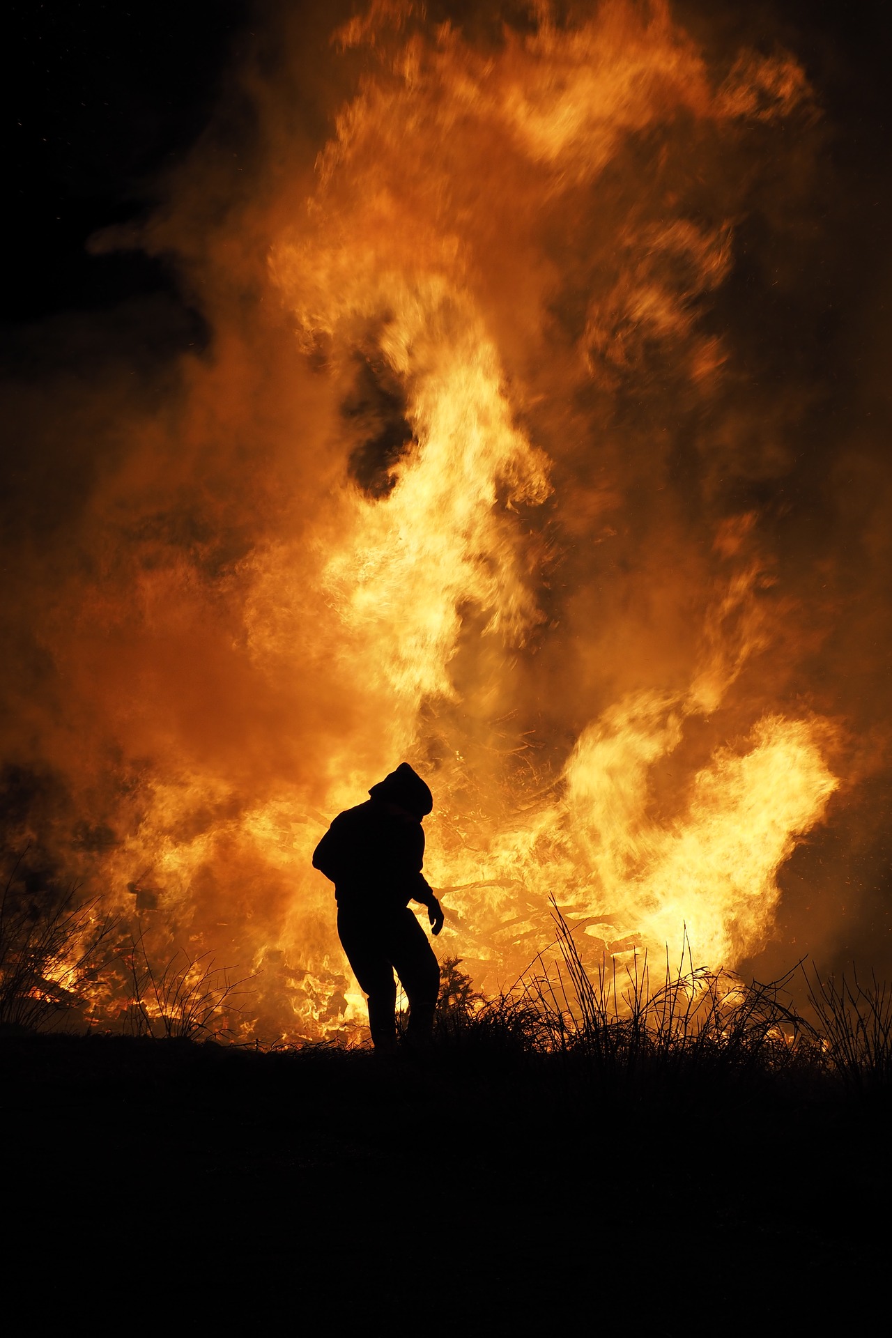 大火，山火，一个人，如恶魔般的火势火灾非主流手机壁纸图片