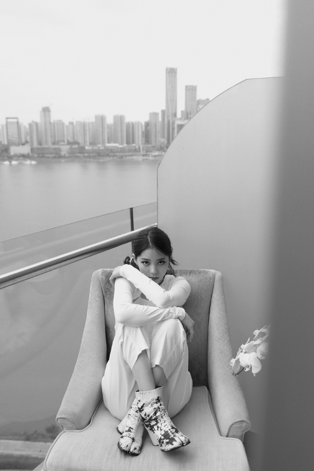 欧阳娜娜高清黑白阳台写真照，全白LOOk休闲装穿着，俏皮又性感