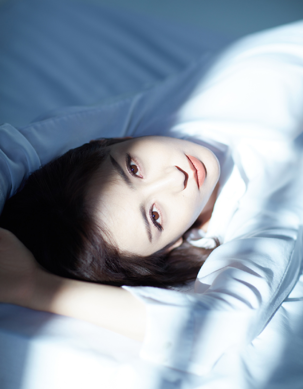 佟丽娅躺在床上高清<span style='color:red;'>魅惑</span>写真图片
