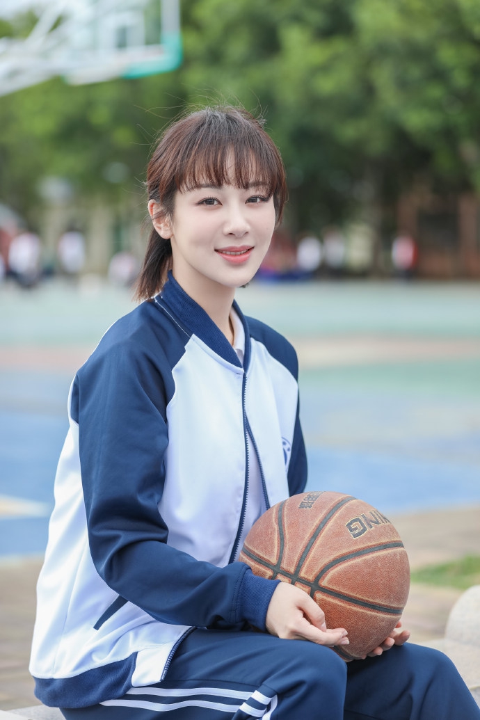 杨紫重回校园，身着校服，手抱篮球，<span style='color:red;'>治愈系</span>笑容迷人写真照