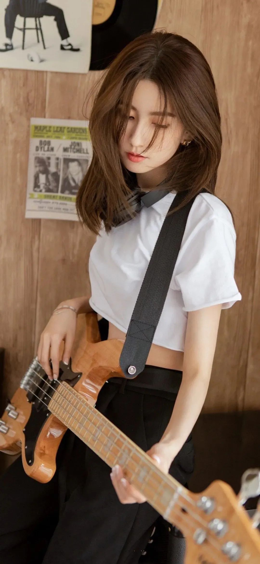 弹吉他的少女高清手机壁纸图片