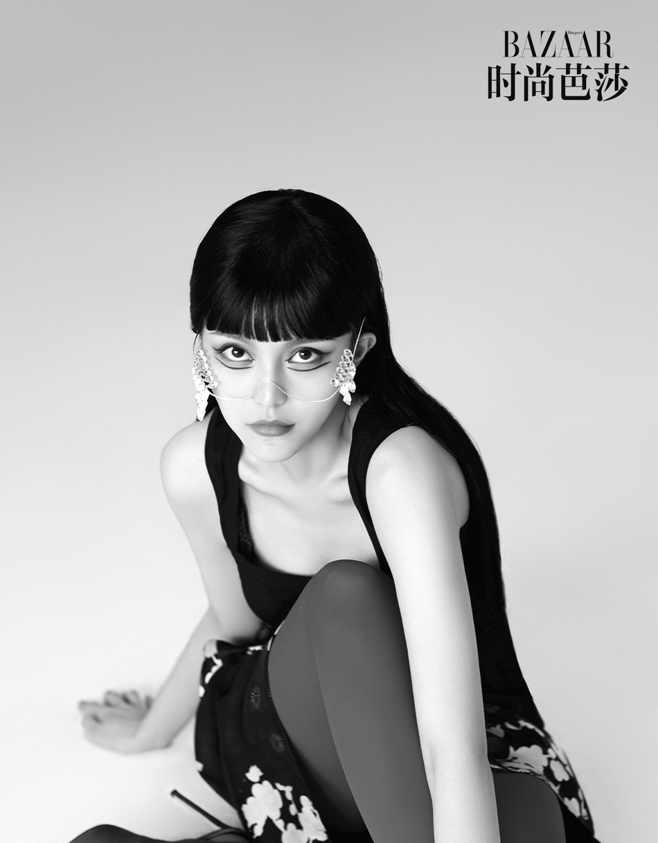 周扬青齐刘海长发发型酷美时尚性感黑白写真杂志图片