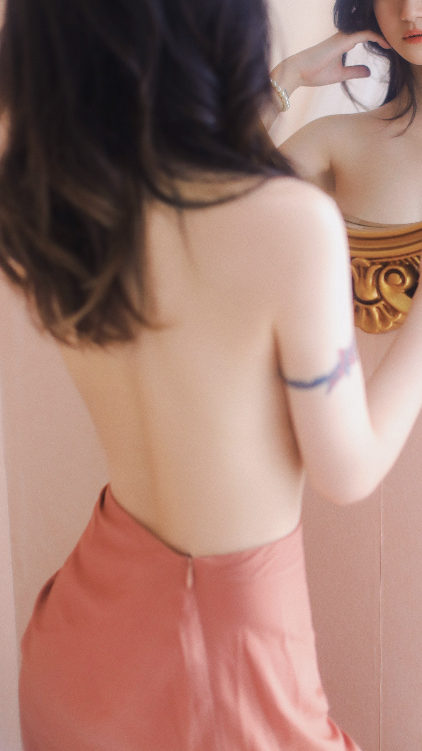 照镜子的露背装美女，性感粉色露背装睡裙美女2K手机壁纸图片