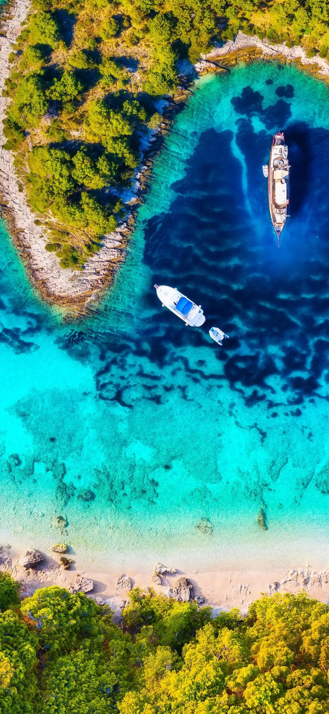 人间净土，俯瞰镜头下的海岛，以及碧蓝清澈的海水，游艇手机壁纸图片