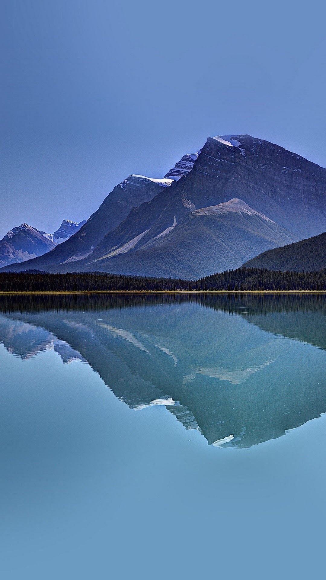 巍峨雄伟的山脉倒影在如镜子般的湖面上