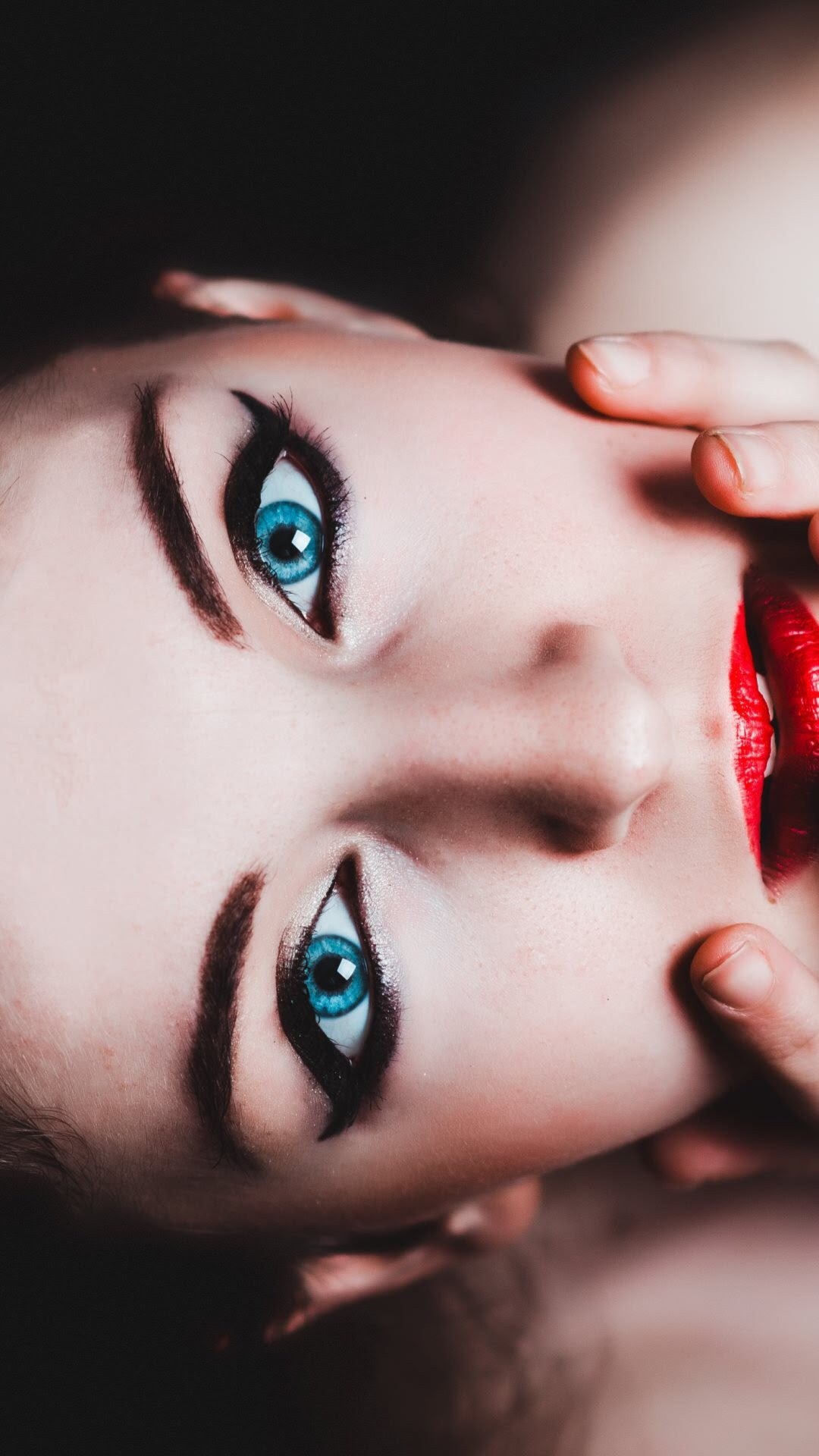 蓝色瞳孔皮肤超好的欧美模特<span style='color:red;'>人像</span>手机壁纸