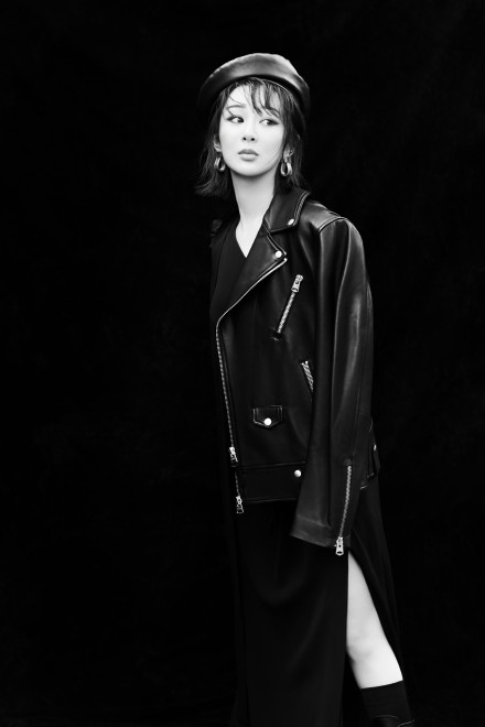 杨紫酷飒黑白风格最新写真，皮衣黑裙穿搭又酷又美！