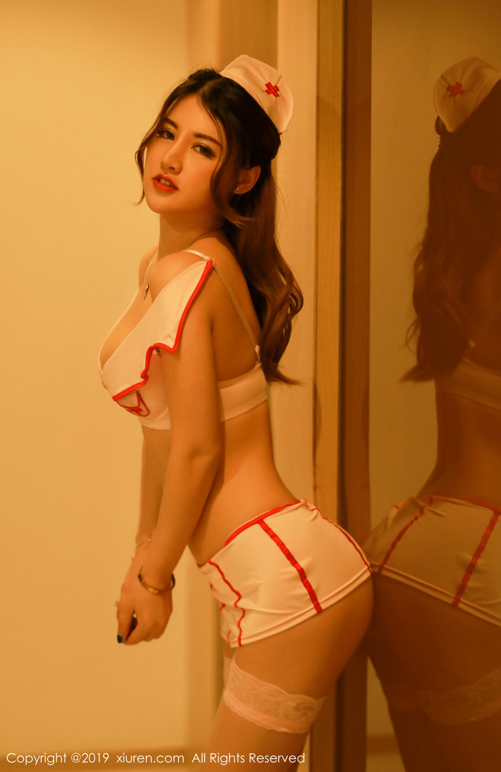 嫩模诗诗kiki私房性感护士装配白色蕾丝袜撩人诱惑写真40P_XiuRen第1476期