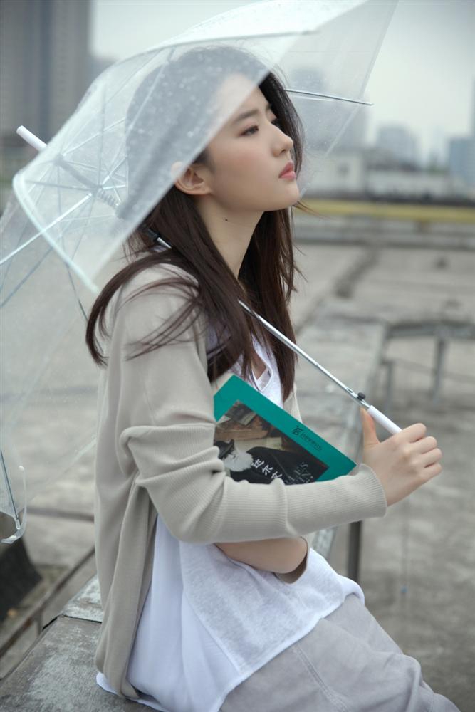 刘亦菲清新文艺休闲穿搭户外写真，手拿透明雨伞眼神清澈迷人