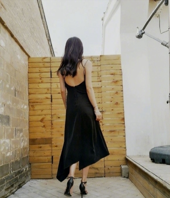 贾青黑色吊带长裙优雅性感露美背胡同写真美照