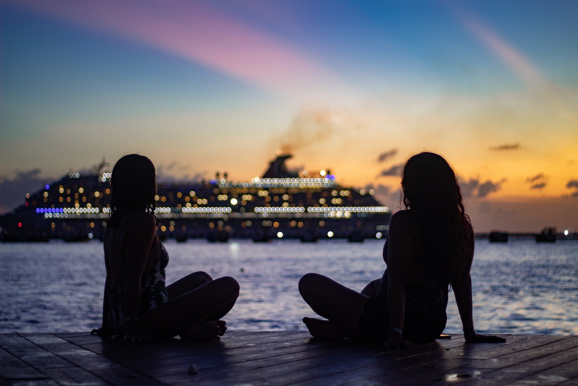 <span style='color:red;'>海边</span> 码头，两个坐在岸边木栈道上的欧美妇女高清桌面壁纸图片 墨西哥