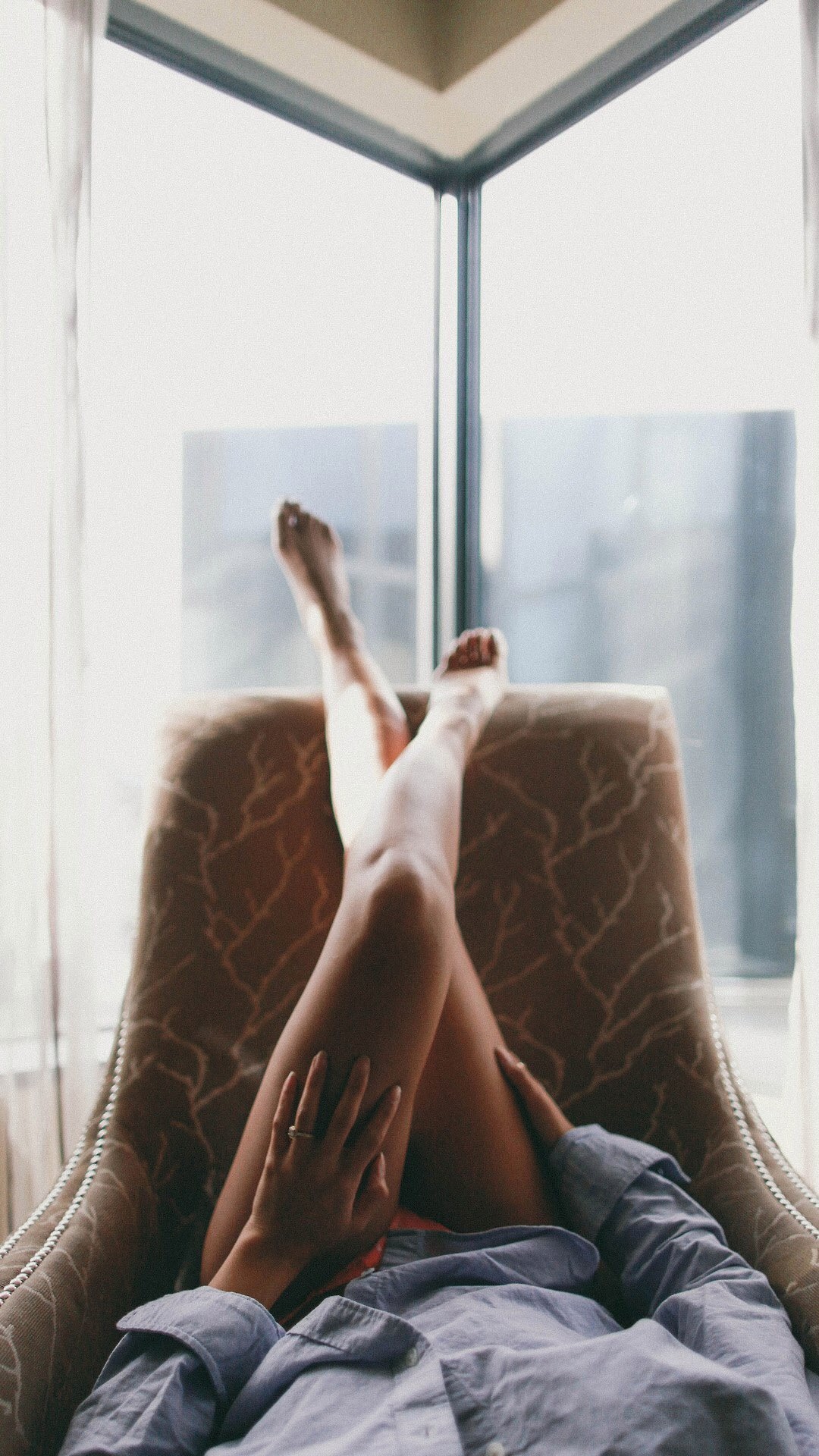 沙发上的翘着的性感美腿高清手机壁纸